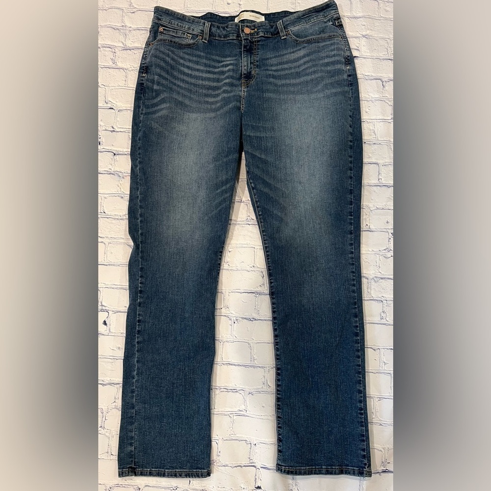 Levi's Signature Jeans Womens 36W 34L Blue Mid Rise Straight Leg Stretch jeans.